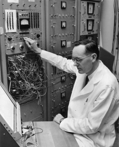 400px-Richard_FitzHugh_analog_computer.j